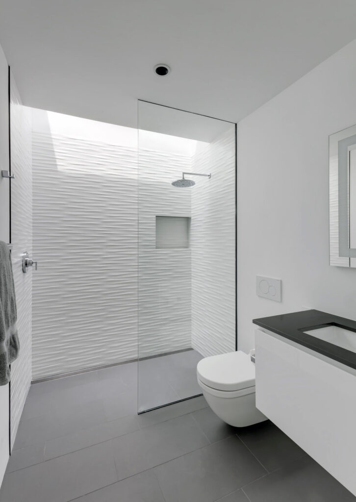 baño minimalista con ducha de obra en blanco