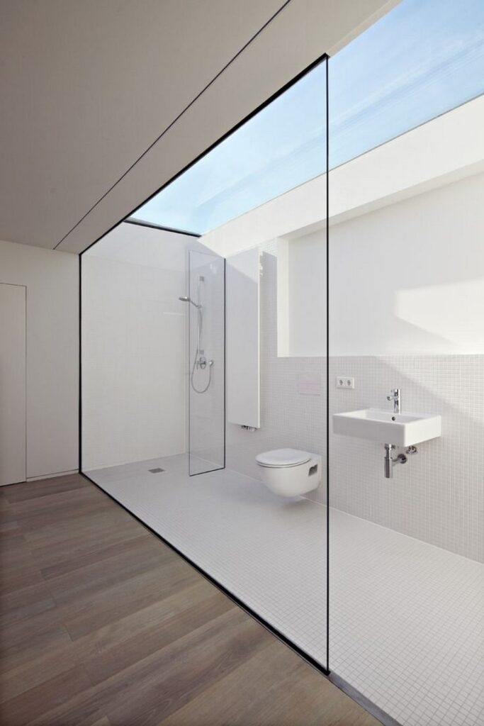 baño minimalista con tejado acristalado